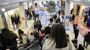 Le port complet du masque est obligatoire en gare et dans les trains y compris pour les personnes vaccinées,, tout manquement peut être sanctionné. Pass Sanitaire Dans Les Centres Commerciaux Inefficace Inequitable Et Inapplicable Dit Une Proprietaire