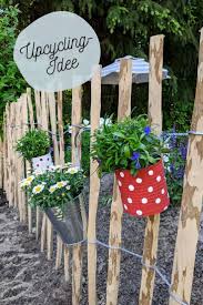 Dosen Upcycling Idee Dosen Mit Blumen Bepflanzen Lavendelblog In 2020 Indoor Pflanzen Dekor Gartenprojekte Garten Design