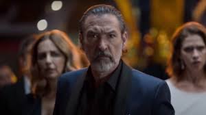 La serie quién mató a sara explora los sucesos en torno al conflicto entre alex guzmán (manolo cardona) y la familia lazcano, que se inicia tras la injustificada detención y posterior encarcelación de guzmán tras la extraña muerte de sara, su hermana. Quien Mato A Sara Una Serie Sobre Los Vicios Mas Oscuros De La Sociedad