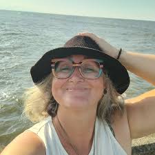 VOCÊ QUIS TRAIR E POR ISSO SE APAIXONOU Não foi porque se apaixonou que  você traiu. O enamoramento é uma construção que pode ser desfeita a  qualquer hora. Confira a minha teoria: