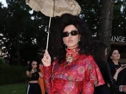 Iulia albu are un animal de companie… negru. La Doamna Cu GÄƒina Vine Barza Excentricul Fashion Editor Iulia Albu A Aruncat In GlumÄƒ CÄƒ Este InsÄƒrcinatÄƒ Toptabu Magazin
