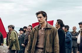 Ambientada en un precioso pueblo costero de la riviera italiana, 'luca' cuenta una historia sobre el paso a la edad adulta de un chico que vive un verano inolvidable lleno de helados. Bild Zu Luca Marinelli Martin Eden Bild Luca Marinelli Filmstarts De