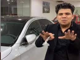 صفحة عمر كمال, تنزيل أغاني عمر كمال وجديد ألبومات عمر كمال. Ø¹Ù…Ø± ÙƒÙ…Ø§Ù„ ÙŠØ³ØªØ¹Ø±Ø¶ Ø³ÙŠØ§Ø±ØªÙ‡ Ø§Ù„Ø¬Ø¯ÙŠØ¯Ø© Ù…ØµØ±Ø§ÙˆÙ‰