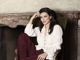 Quando tu non sai più dove andare sto qui, sto qui scappi via o alzi le barriere sto qui, sto qui. Laura Pausini Canto Contro Il Razzismo Io Si Seen In 5 Lingue Corriere It