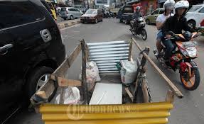 Masukan botol ke lubang setelah sealant mengering, dengan posisi kepala botol di bagian atas, 2/3 bagian botol berada di bawah seng dan 1/3 bagian berada di bagian atas seng; Jalan Suniaraja Bandung Berlubung Di Tutup Seng Tribunnews Com