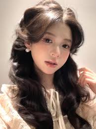 Toplist những kiểu tóc đi tiệc cho mặt tròn xinh đẹp, cuốn hút nhất