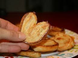 De L Art D Utiliser Les Chutes De Pate Feuilletee Les Palmiers Caramelises Recette Ptitchef Recette En 2020 Recette Gouter Recette Pate Feuilletee