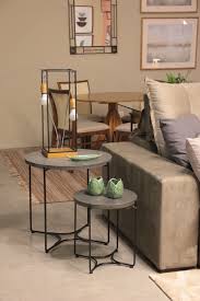 Mesa Lateral Namorico De Base Em Ferro Preto E Tampo De Concreto Escuro Disponivel Em Enjoymid Com Mesala Mesa De Canto Sala Decoracao Sala Moveis Decoracao