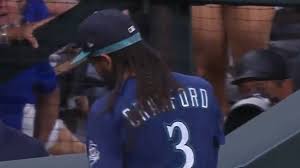 Mariners’ Crawford extends into foul territory for dazzling grab