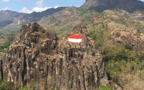 Ya, dilaksanakan di tanggal 17 agustus 2020 bertempat di landscape kayangan, desa wisata brubuh, kabupaten ngawi, jawa timur. Bendera Merah Putih Raksasa Berhasil Dibentangkan Di Gunung