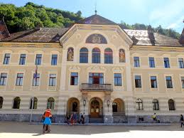 Schloss vaduz, vaduz, das schloss vaduz thront rund 120 meter über der hauptstadt vaduz. Vaduz Wikipedia