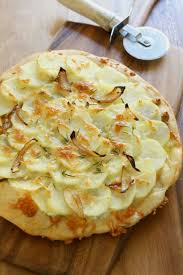Tarte salée à la confiture d'oignons, pommes de terre et feta, tourte aux légumes, recette végétarienne, tarte feuilletée pomme de terre saucisse champignon. Recette Tarte Fine De Pommes De Terre Marie Claire