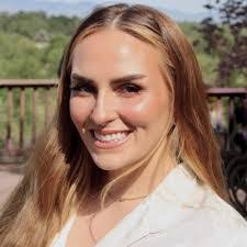 Larissa Carpenter's Instagram, Twitter & Facebook