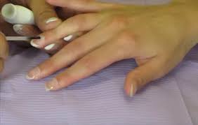 Ce n'est pas bien compliqué, et il faudra pour cela disposer de certains accessoires, dont un kit spécial ongles uv. Comment Faire Des Ongles Resine Et Poudre 9 Etapes