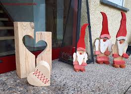 Zweidrittel der rolle mit weißer acrylfarbe bemalen, das restliche drittel mit hautfarbe. Nikolausstiefel Weihnachtsengel