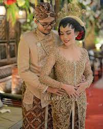 Baju kebaya merupakan pakaian tradisional indonesia, yang biasa di kenakan oleh para kalangan perempuan indonesia. Model Baju Pengantin Adat Jawa Model Baju Terbaru 2020 Facebook