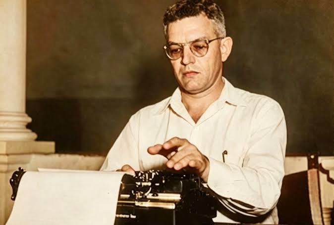 JUAN BOSCH EN CUBA El Profesor Juan Bosch escribiendo en su máquina durante  su exilio en Cuba - 1940....(Raifi Genao)....Imagen portada De Libro  Trujillo , causas de una tiranía sin ejemplo