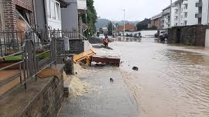 Voici l'etendu des inondations a namur. Canal C Television On Twitter Inondations A Namur Sur La Chaussee De Dinant Au Niveau De La Plante Des Torrents D Eau Traversent Les Maisons La Porte Fenetre De Cette Maison