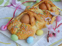 La colomba in diverse varianti, la pastiera napoletana, la cassata al forno siciliana e tante altre golosità. Treccia Dolce Di Pasqua