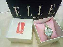 Sebenarnya mencari hadiah untuk perempuan lebih mudah dari hadiah untuk lelaki. Hadiah Perpisahan Yang Aku Terima Cerita Ita