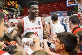 Die schweizer basketballnationalmannschaft repräsentiert die schweiz im internationalen basketball. Clint Capela Nba Star Fur Ein Schweizer Basketball Marchen