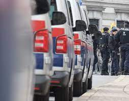 Ich werde mit den lehrer die verschiedenen aspekte, sowie die lokalen preise besprechen und sie baldmöglichst dazu informieren. Wels Gymnasium Nach Amoklaufdrohung Geraumt Salzburg24