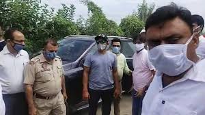 Popular indian cricketer suresh raina official instagram handle, twitter account, facebook page, youtube channel & all social media profile links. Suresh Raina Visits His Uncle S House After The Arrest Of Suspects Firstsportz