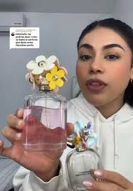 Respuesta a @Nairovi quintana🫶👋 Huele dulcesito floral, cero empalagosoo  amiga 🙂‍↕️✨ DAISY DE SO FRESH DE MARC JACOBS #perfumesparamujer  #marcjacobs #perfumedaisy #euadetoilette