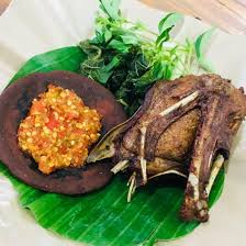 Hidangan terakhir itu merupakan bebek goreng yang dibumbui tumbukan halus bawang merah, jeruk nipis, dan rempah lain. Bebek Goreng Haji Slamet Madiun Nusagates