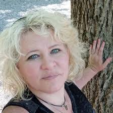 Lori Harter's Instagram, Twitter & Facebook