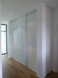 Cabinet Einbauschrank Schlicht Weiss Mit Schiebeturen Fur Den Flur Einbauschrank Schiebeturen Schrank Einbauschrank Garderobe