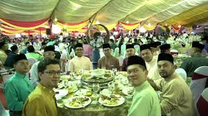 It is common to greet people with salam aidilfitri or selamat hari raya which means happy eid. Sambutan Rumah Terbuka Hari Raya Aidilfitri 2019 Peringkat Negeri Selangor Youtube