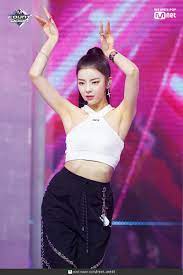 yeji yeppeugiman hago maeryeogeun eoptneun aedeulgwa nan dalla dalla dalla lia ne gijune nal matchuryeo haji ma nan jigeum naega joha naneun naya. Photos Itzy S Lia Dalla Dalla On M Countdown Debut Stage