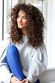 Lavare e sciacquare i capelli con acqua fredda, asciugarli bene con un panno e spazzolarli per togliere i nodi. Vuoi Ottenere Dei Ricci Perfetti Ecco 10 Consigli Che Cambieranno I Tuoi Capelli