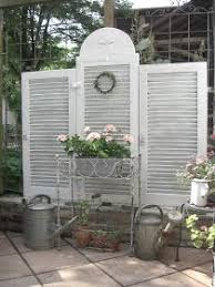 Sind Nun Mein Neuer Wind Und Sichtschutz Eigentlich Ist Das Gitter Dicht Mit Hopfen Eingewachsen Do Alte Fensterladen Haus Und Garten Patio Garten