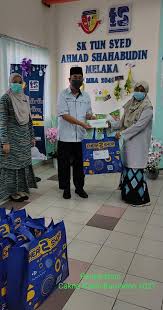 Syed ahmad 1950'de toh puan sharifah haniffah syed alwi ile evlendi ve altı çocukları oldu. Sk Tun Syed Ahmad Shahabudin Posts Facebook