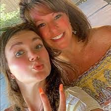 Tamara Gossett's Instagram, Twitter & Facebook