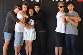 One Direction Hugging Fans One Direction 1d Meet And Greet Take Me Home Tour Tmht Harry Styles Meet And Greet Poses I Love One Direction One Direction
