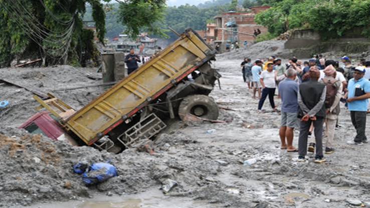 नेपाल में विनाशकारी बाढ़ का कहर, मृतकों की संख्या 900 के पार; 4,247 लोग अब भी लापता | डीडी न्यूज़