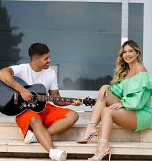 Por meio de suas redes sociais, o casal celebrou uma semana de vida da filha no último domingo (6) se derretendo pelas fotos. Virginia E Ze Felipe Fazem Posa Romantica E Fas Se Derretem Coisa Linda Sbt