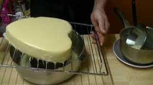 Laisser refroidir avant de démouler. Comment Faire Un Glacage Au Chocolat Blanc Technique De Patisserie Youtube