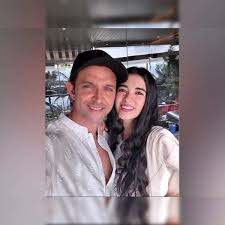 saba azad: Hrithik Roshan responds to girlfriend Saba Azads latest photos  in sequin saree, - The Economic Times