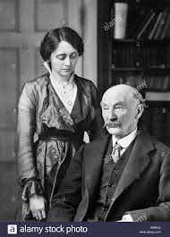 Thomas Hardy (1840-1928), poeta británico, novelista y dramaturgo con su  segunda esposa, Florencia. Fotografía Fotografía de stock - Alamy