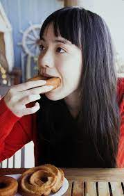 when dining in south korea wait until the senior member of your group starts eating before you dig in 食事シーン 食事 顔