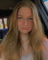 Kelly Mae's Instagram, Twitter & Facebook