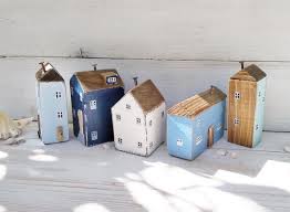 Ensemble De 5 Petites Maisons Ornements De Village En Bois Etsy Wooden House Decoration Small Wooden House Wooden Hearts Crafts