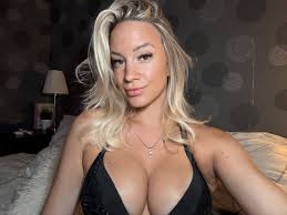 OnlyFans Model in black - FameRegistry.com