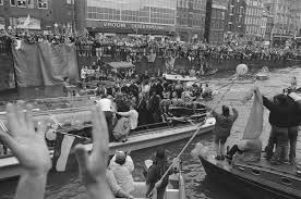 Het nieuwe copa football nederlands elftal shirt is namelijk geïnspireerd door het voetbalshirt van 1988, het shirt waarin oranje haar enige prijs in de geschiedenis won, namelijk het ek van 1988. File Huldiging Nederlands Elftal Na Europees Kampioenschap 1988 Te Munchen In Amsterd Bestanddeelnr 934 2743 Jpg Wikimedia Commons