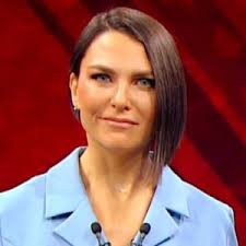 She worked as the main news bulletin presenter on show tv. Ece Uner Kimdir Nereli Kac Yasinda