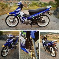 Ciri2 nya ada stiker b besar wrna merah ma jalu stang kanan kiri warna biru. Coverset 125 Biru Robot